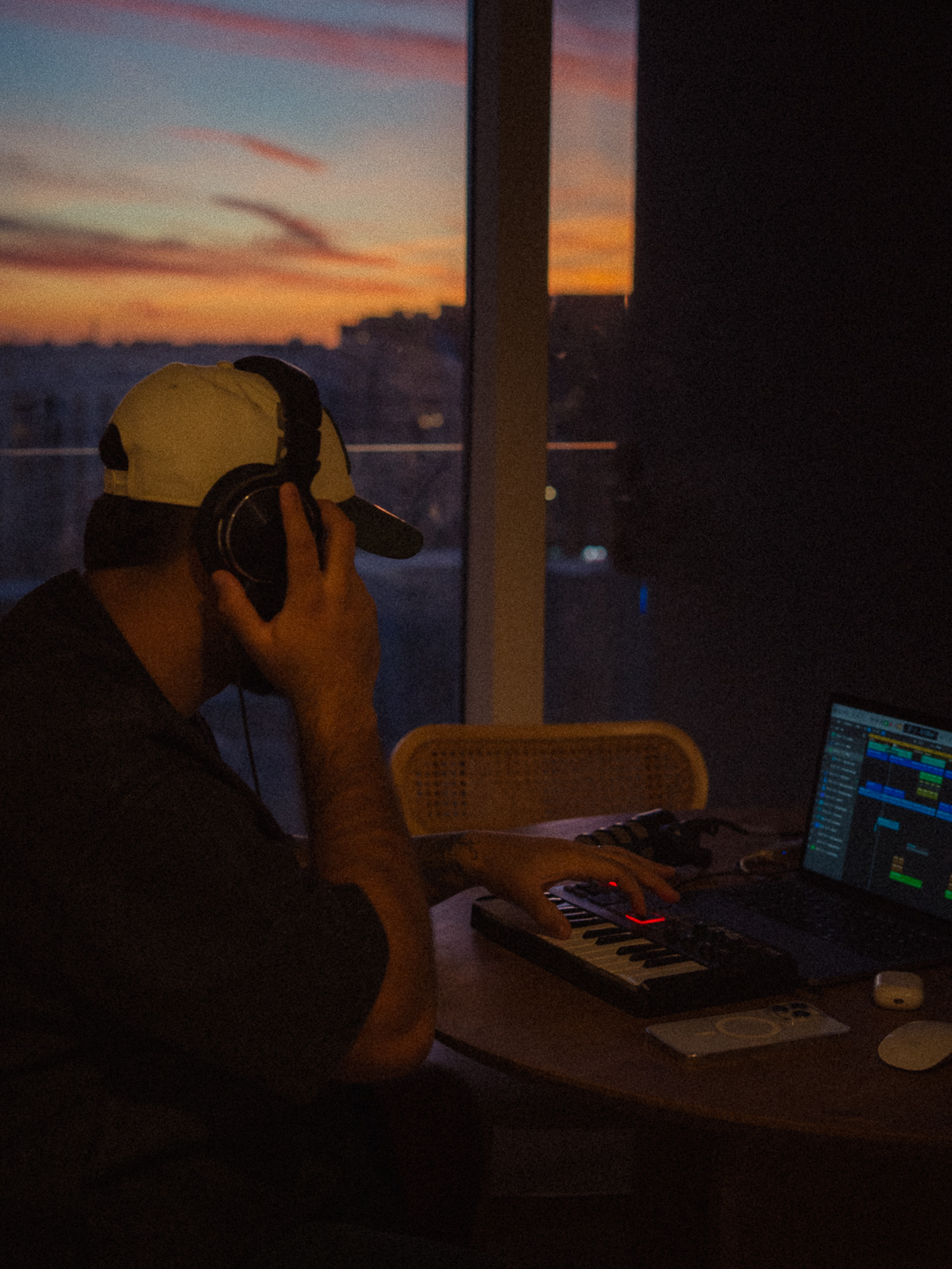 Odiseo Producer en el estudio